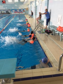тренировка по обучению плаванию для группы школьников