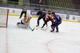 6 ноября на ледовой арене «Кристалл» МБУ «Мир спорта «Сталь» состоялся матч по хоккею  11-го сезона регулярного Чемпионата «Ночной Хоккейной Лиги» в дивизионе 18+.