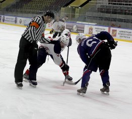 14 ноября на ледовой арене «Кристалл» МБУ «Мир спорта «Сталь» состоялся матч по хоккею 11-го сезона регулярного Чемпионата «Ночной Хоккейной Лиги» в дивизионе 18+.